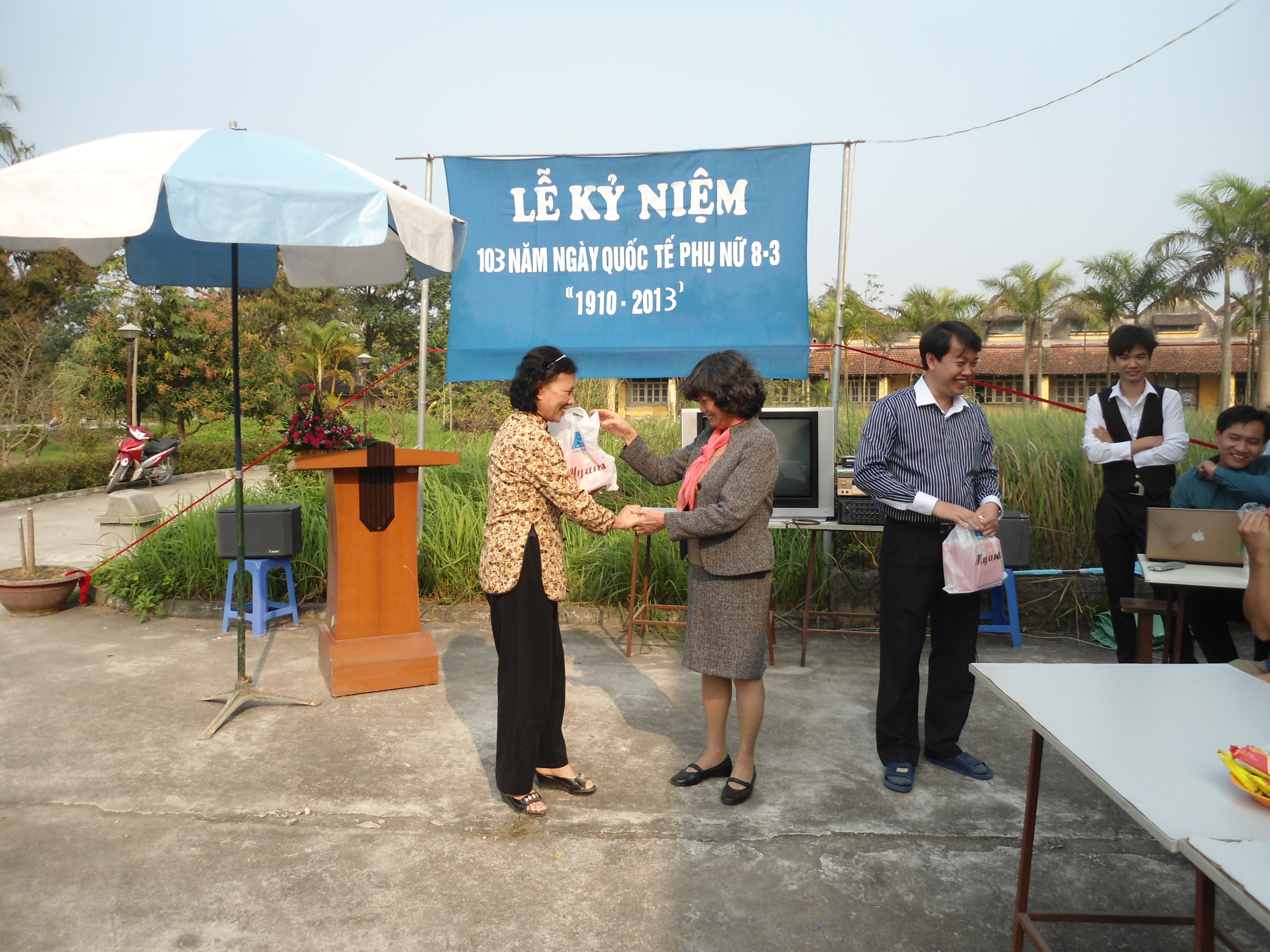 Giám đốc Lộc tặng quà nữ cán bộ - công nhân trong công ty